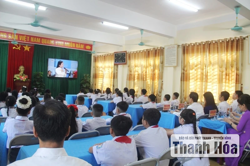 Phó Chủ tịch UBND tỉnh Đầu Thanh Tùng dự lễ khai giảng cùng thầy và trò Trường tiểu học Quảng Lưu