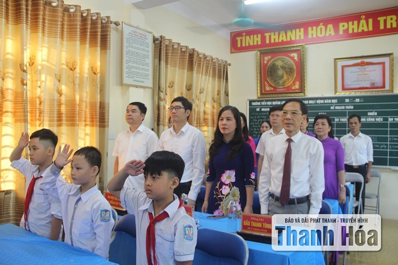 Phó Chủ tịch UBND tỉnh Đầu Thanh Tùng dự lễ khai giảng cùng thầy và trò Trường tiểu học Quảng Lưu
