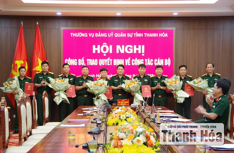 Bộ CHQS tỉnh Thanh Hóa trao quyết định thăng quân hàm cho 6 đồng chí