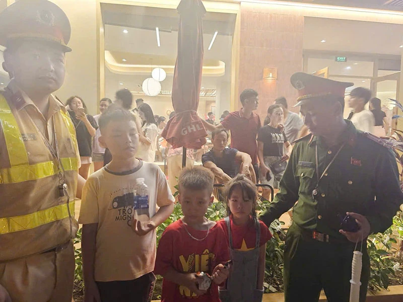 Lực lượng Cảnh sát giao thông kịp thời giúp 3 cháu bé bị lạc trong đêm 2/9 tại Quảng trường Lam Sơn