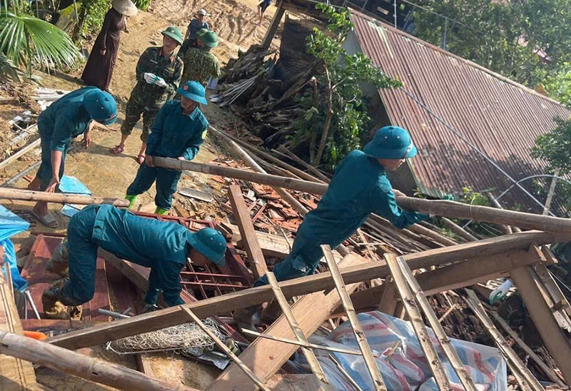 Bộ CHQS tỉnh Thanh Hóa hỗ trợ xã Yên Nhân khắc phục hậu quả bão số 5