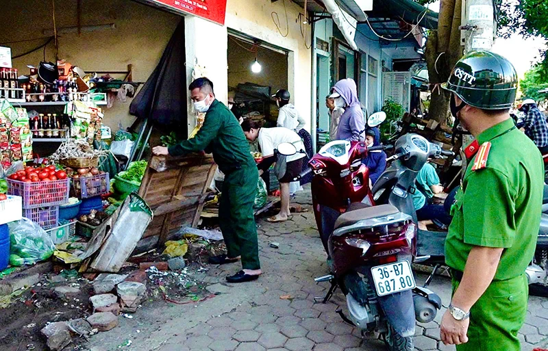 Ra quân giải quyết tình trạng chợ cóc, chợ tạm trên địa bàn phường Hạc Thành