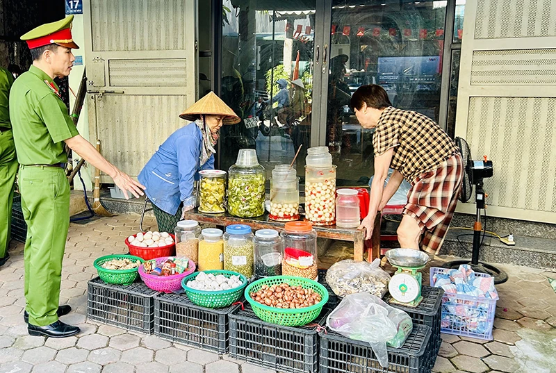 Ra quân giải quyết tình trạng chợ cóc, chợ tạm trên địa bàn phường Hạc Thành