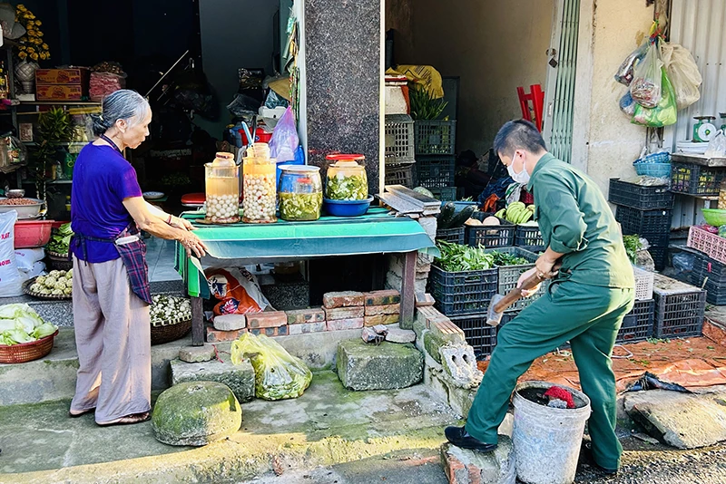 Ra quân giải quyết tình trạng chợ cóc, chợ tạm trên địa bàn phường Hạc Thành