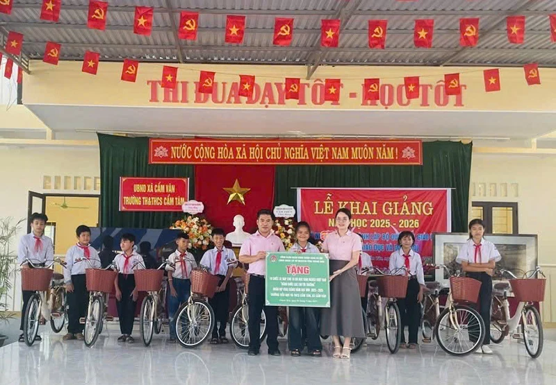 Ngân hàng CSXH Thanh Hóa tặng 110 xe đạp cho học sinh khó khăn