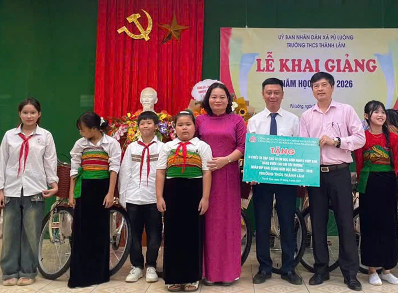 Ngân hàng CSXH Thanh Hóa tặng 110 xe đạp cho học sinh khó khăn