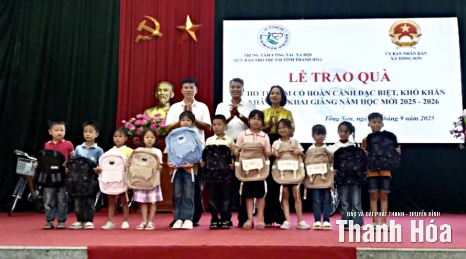 Trao học bổng, xe đạp và quà cho học sinh khó khăn tại 2 xã Tống Sơn và Nga Thắng