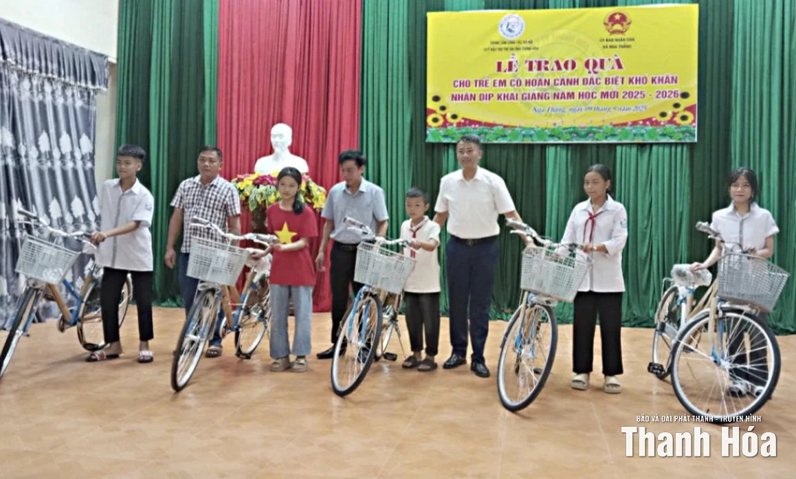 Trao học bổng, xe đạp và quà cho học sinh khó khăn tại 2 xã Tống Sơn và Nga Thắng
