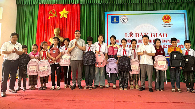 Trao tặng công trình nước sạch cho Trường THCS Phú Nhuận