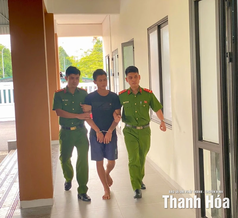 Khống chế đối tượng mang dao vào trụ sở công an gây rối