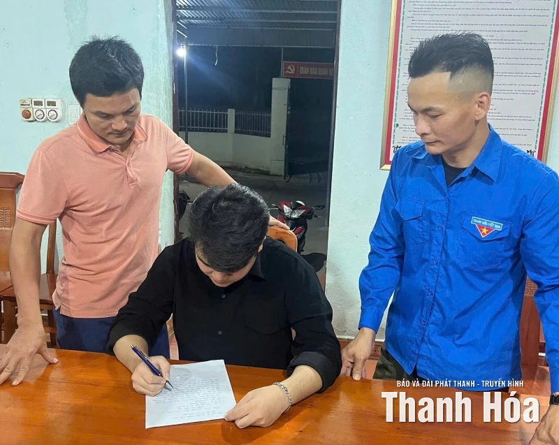 Thanh niên xã Ba Đình viết đơn tình nguyện nhập ngũ