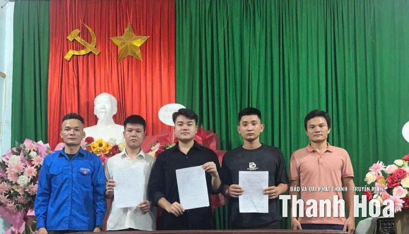 Thanh niên xã Ba Đình viết đơn tình nguyện nhập ngũ