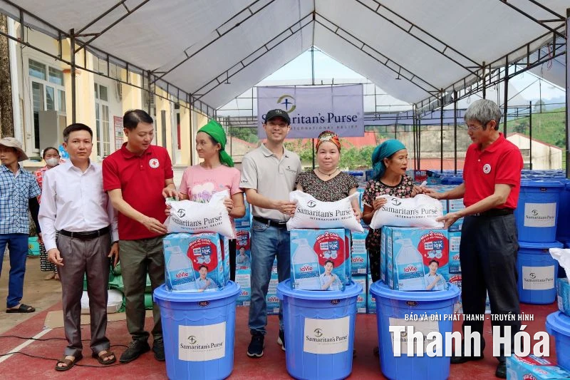 Trao hàng viện trợ khẩn cấp cho các hộ dân xã Yên Nhân