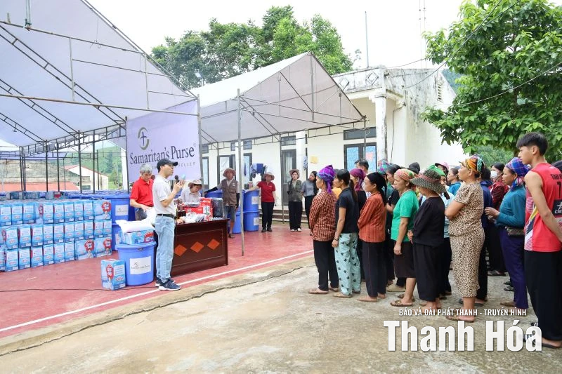 Trao hàng viện trợ khẩn cấp cho các hộ dân xã Yên Nhân