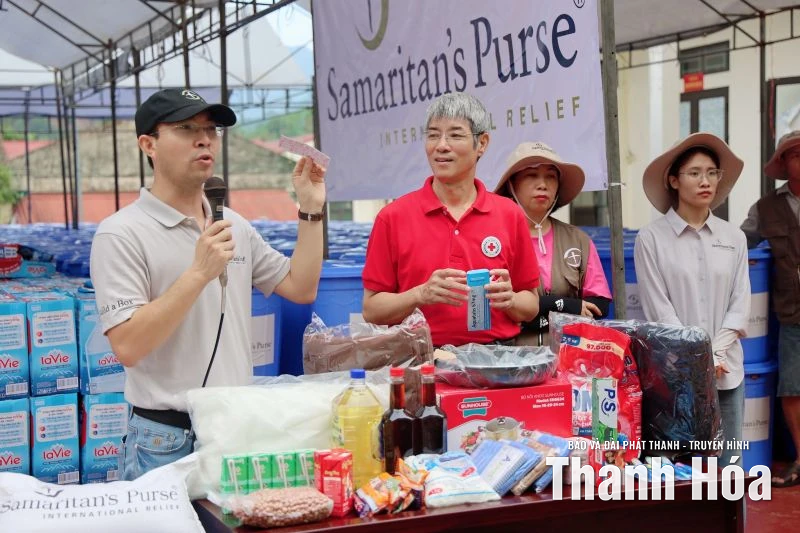 Trao hàng viện trợ khẩn cấp cho các hộ dân xã Yên Nhân