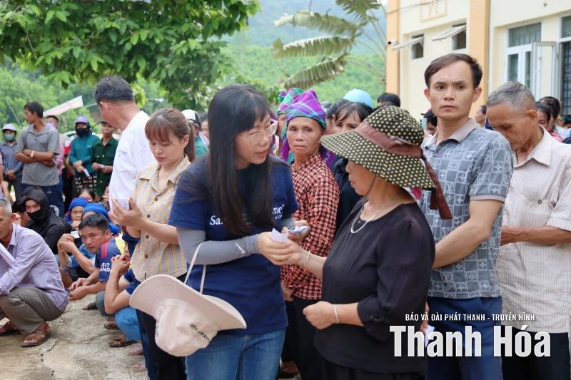 Trao hàng viện trợ khẩn cấp cho các hộ dân xã Yên Nhân