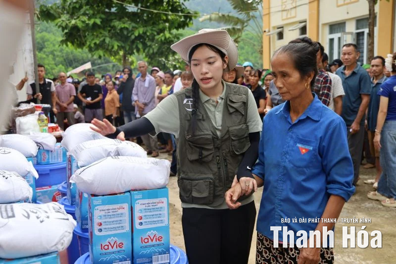 Trao hàng viện trợ khẩn cấp cho các hộ dân xã Yên Nhân