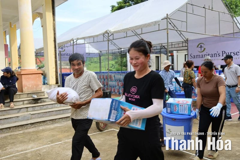 Trao hàng viện trợ khẩn cấp cho các hộ dân xã Yên Nhân