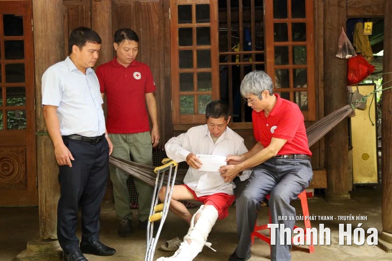 Trao hàng viện trợ khẩn cấp cho các hộ dân xã Yên Nhân