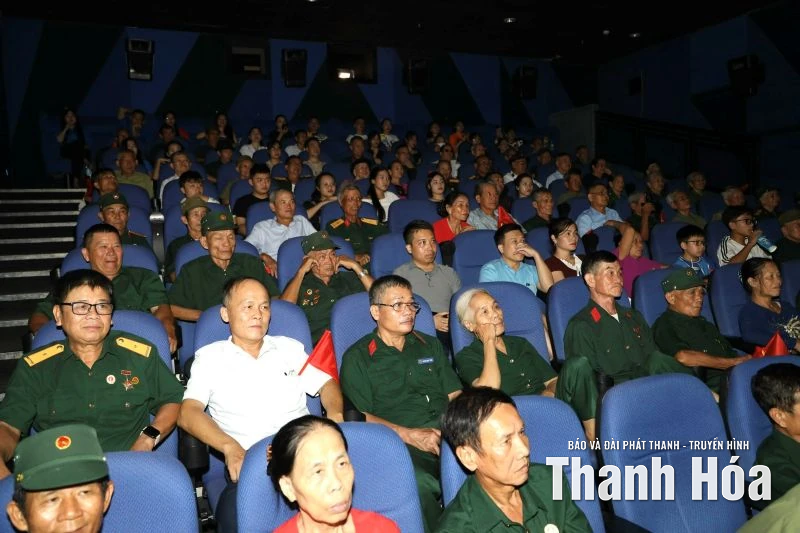 Xúc động 100 cựu chiến binh xã Hoằng Châu được mời xem phim Mưa đỏ