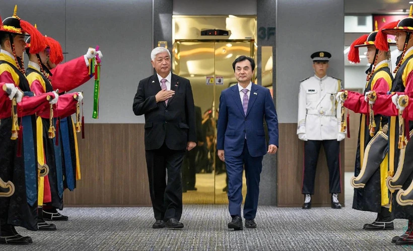 Bộ trưởng Quốc phòng Nhật Bản thăm Hàn Quốc lần đầu tiên trong 1 thập kỷ qua