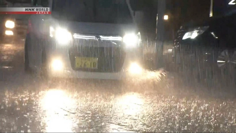 Dịch vụ tàu cao tốc và hàng không tại Nhật Bản bị tạm dừng do mưa lớn