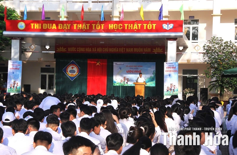 Sacombank - Chi nhánh Thanh Hóa trao học bổng “Ươm mầm cho những ước mơ”