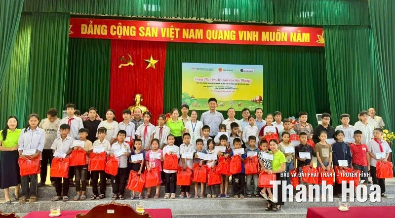 Trao quà cho hơn 50 học sinh có hoàn cảnh khó khăn tại xã Thọ Phú