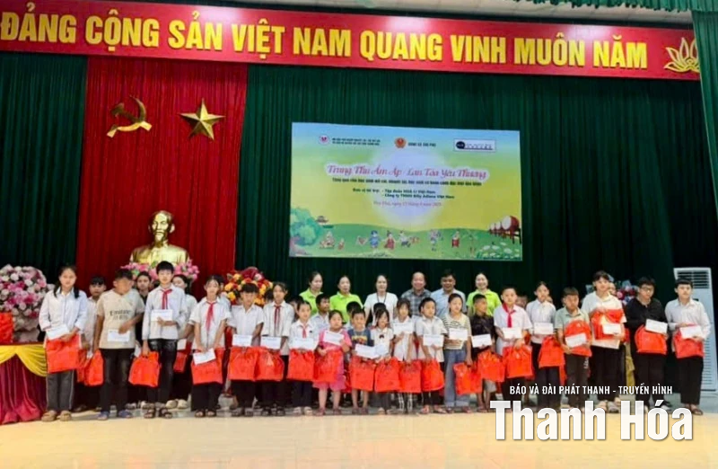 Trao quà cho hơn 50 học sinh có hoàn cảnh khó khăn tại xã Thọ Phú