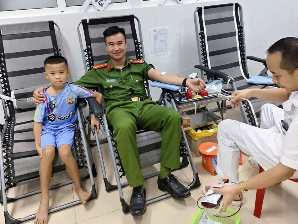 Cán bộ, chiến sĩ Công an xã Trung Lý kịp thời hiến máu cứu người