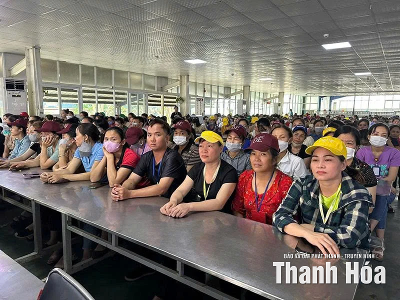 Đẩy mạnh tuyên truyền, giáo dục chính trị, tư tưởng, pháp luật cho công nhân, viên chức, lao động