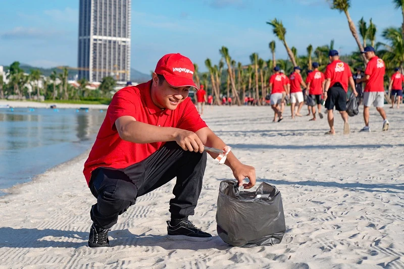 Gần 600 “chiến binh” Vietjet đồng loạt ra quân làm sạch biển Hạ Long