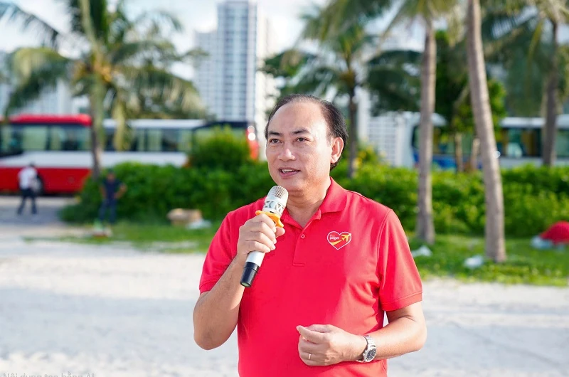 Gần 600 “chiến binh” Vietjet đồng loạt ra quân làm sạch biển Hạ Long