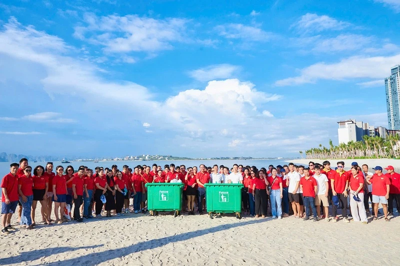 Gần 600 “chiến binh” Vietjet đồng loạt ra quân làm sạch biển Hạ Long