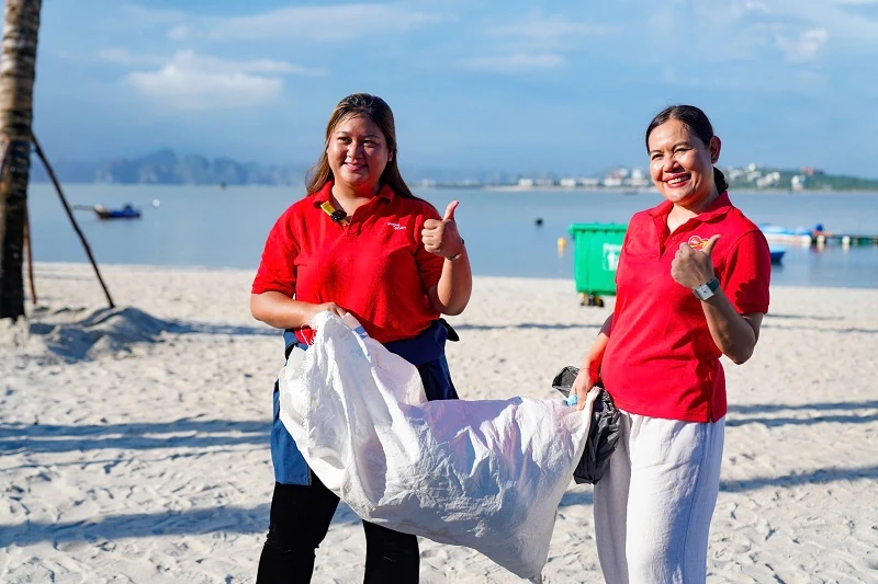 Gần 600 “chiến binh” Vietjet đồng loạt ra quân làm sạch biển Hạ Long