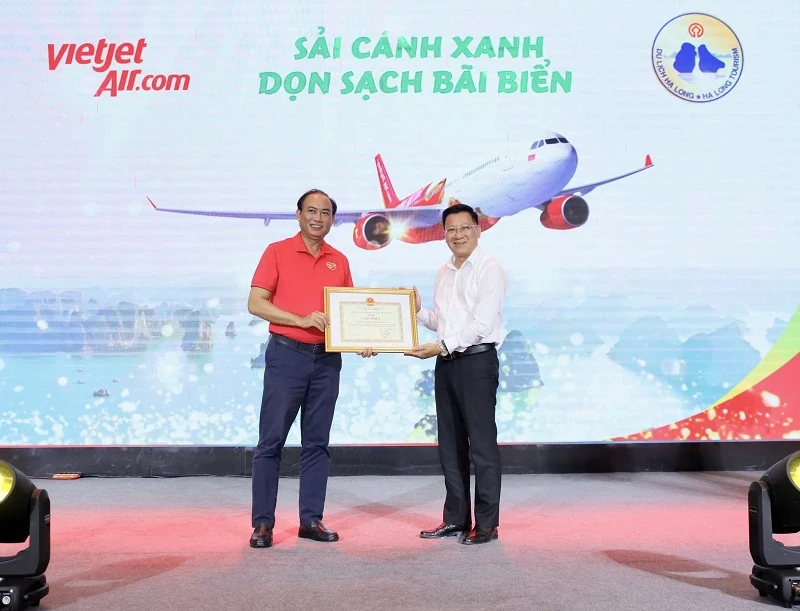 Gần 600 “chiến binh” Vietjet đồng loạt ra quân làm sạch biển Hạ Long
