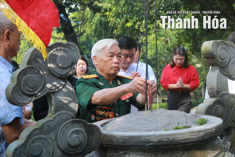 Dâng hương, dâng hoa, báo công Kỷ niệm 84 năm ngày thành lập Chiến khu Ngọc Trạo
