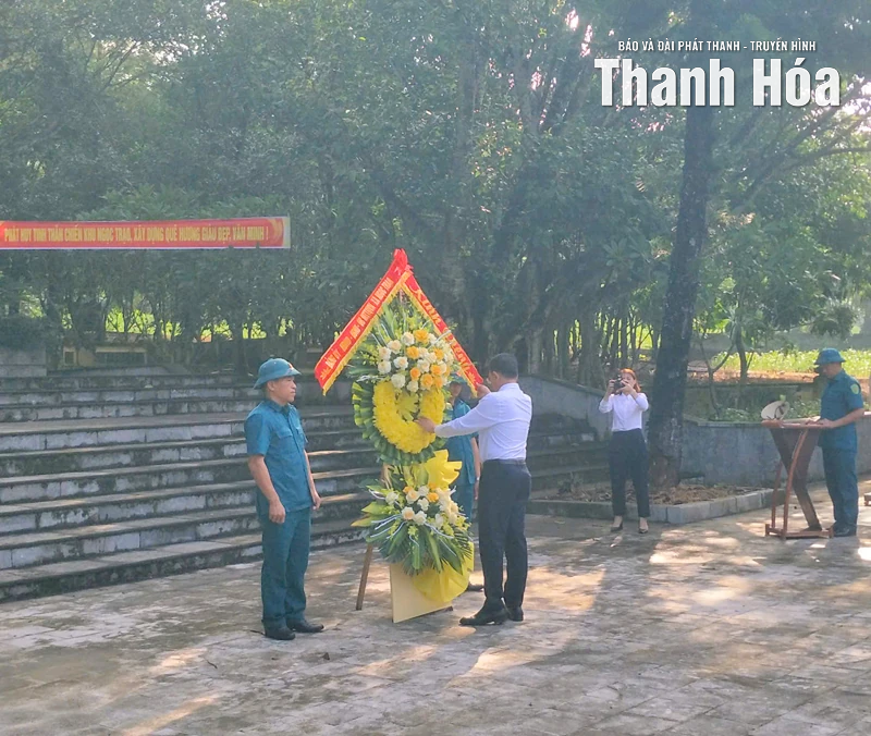 Dâng hương, dâng hoa, báo công Kỷ niệm 84 năm ngày thành lập Chiến khu Ngọc Trạo