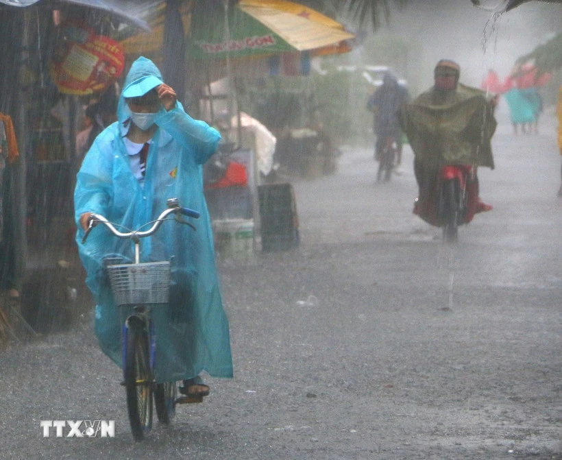 Xuất hiện áp thấp trên Biển Đông, cảnh báo mưa dông diện rộng ngày 16/9