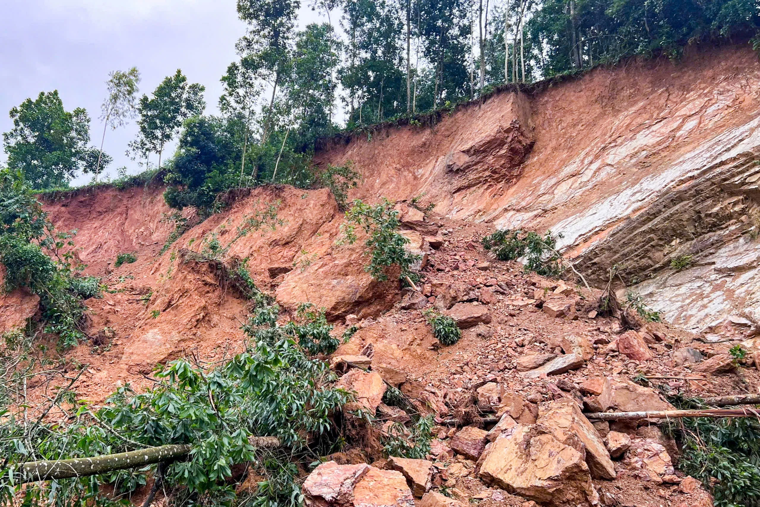 Công bố tình huống khẩn cấp sạt lở đồi đất tại thôn Lùm Nưa, xã Vạn Xuân