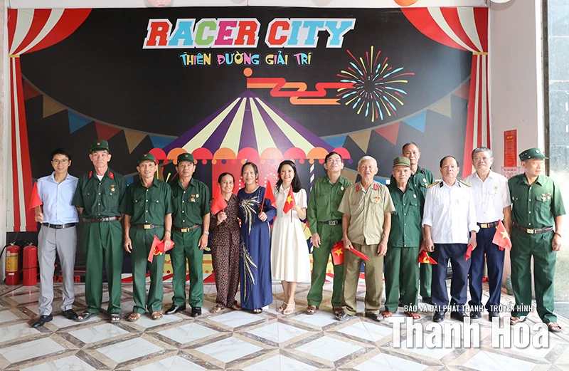 Xúc động 100 cựu chiến binh xã Hoằng Châu được mời xem phim Mưa đỏ