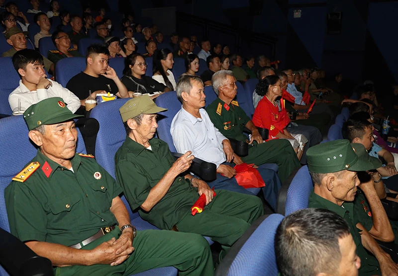 Xúc động 100 cựu chiến binh xã Hoằng Châu được mời xem phim Mưa đỏ