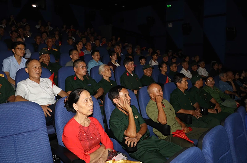 Xúc động 100 cựu chiến binh xã Hoằng Châu được mời xem phim Mưa đỏ