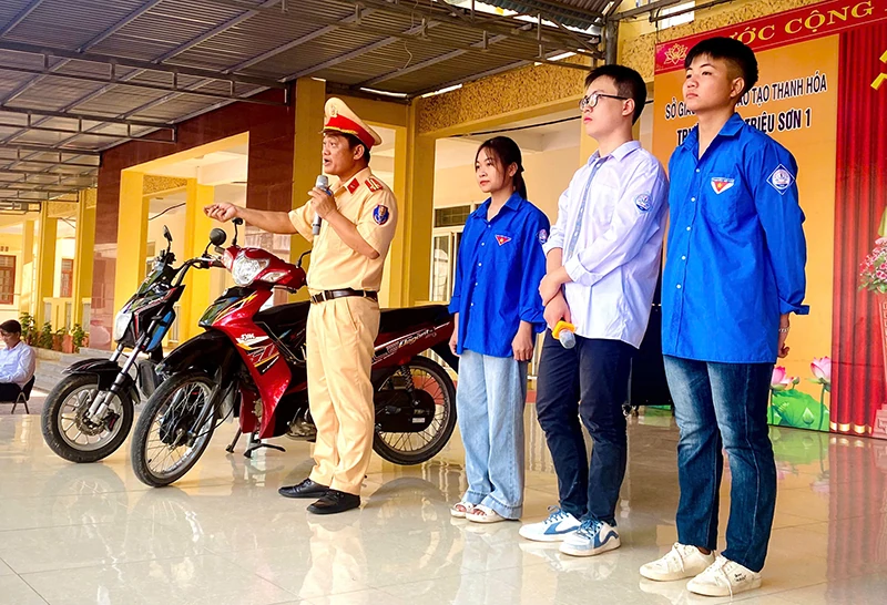 Tuyên truyền pháp luật về an toàn giao thông tại Trường THPT Triệu Sơn 1