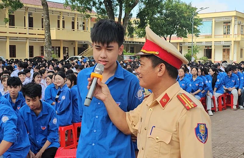 Tuyên truyền pháp luật về an toàn giao thông tại Trường THPT Triệu Sơn 1