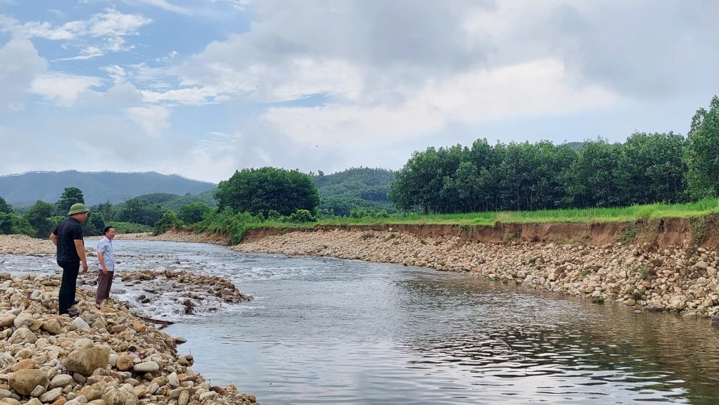 Công bố tình huống khẩn cấp sạt lở bờ tả suối Khe Chậm đoạn qua thôn Tân Giao, xã Thăng Bình