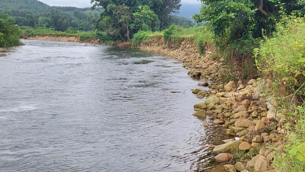 Công bố tình huống khẩn cấp sạt lở bờ tả suối Vặn đoạn qua khu dân cư bản Vặn, xã Yên Thắng