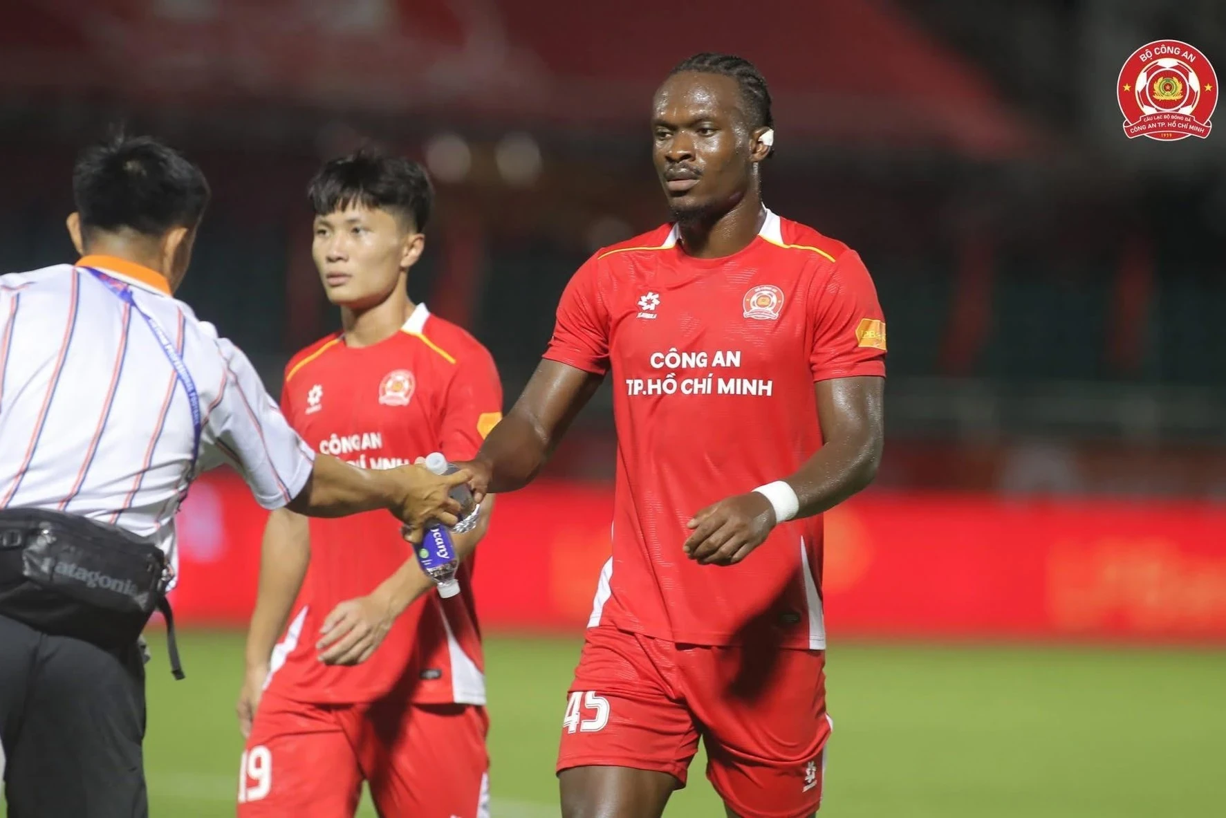 Ngoại binh từng dự Cúp C1 châu Âu rời Công an TP HCM; Sóng ngầm ở MU