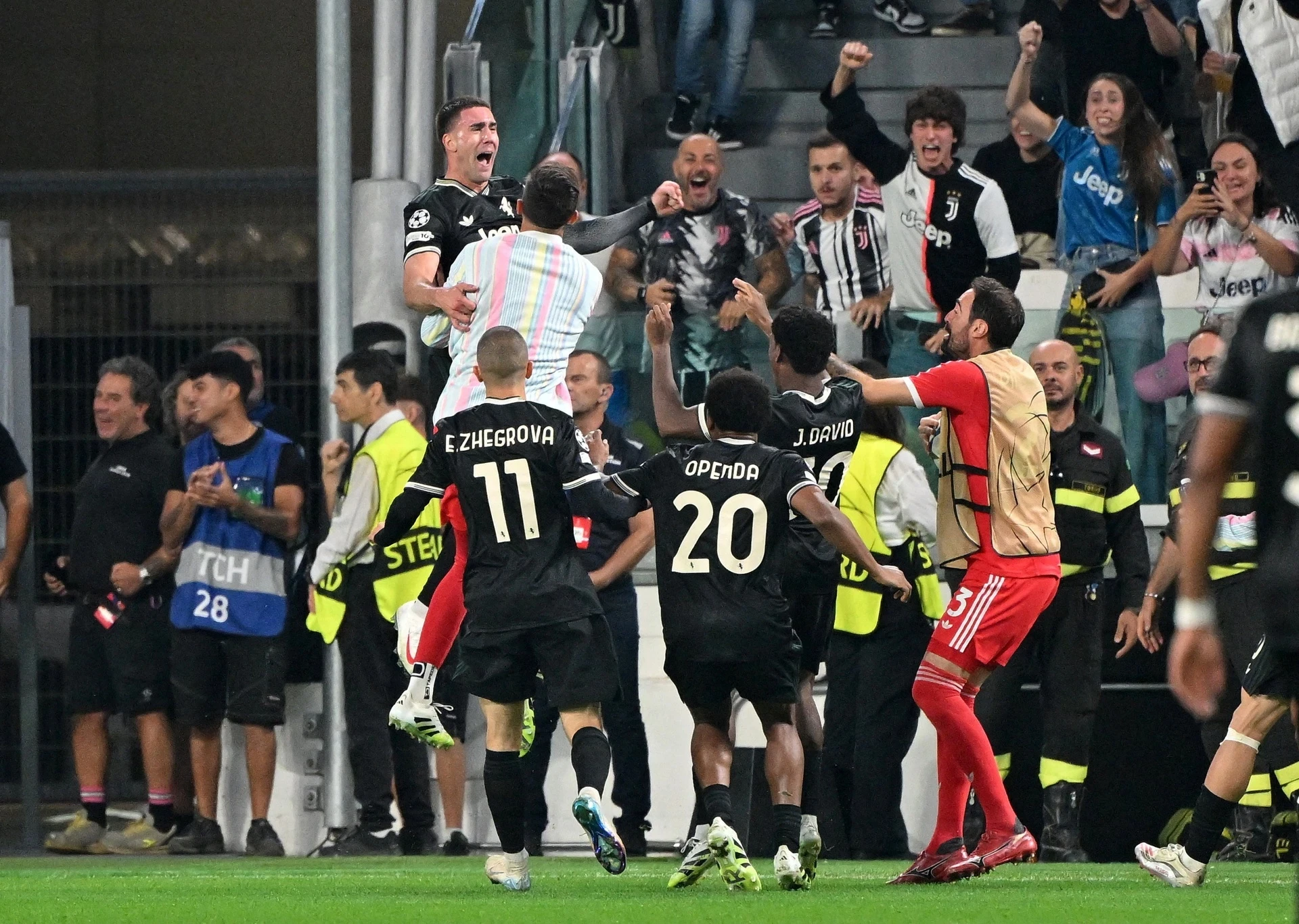 Bùng nổ ngày ra quân Champions League; Hà Nội FC sa thải HLV Teguramori