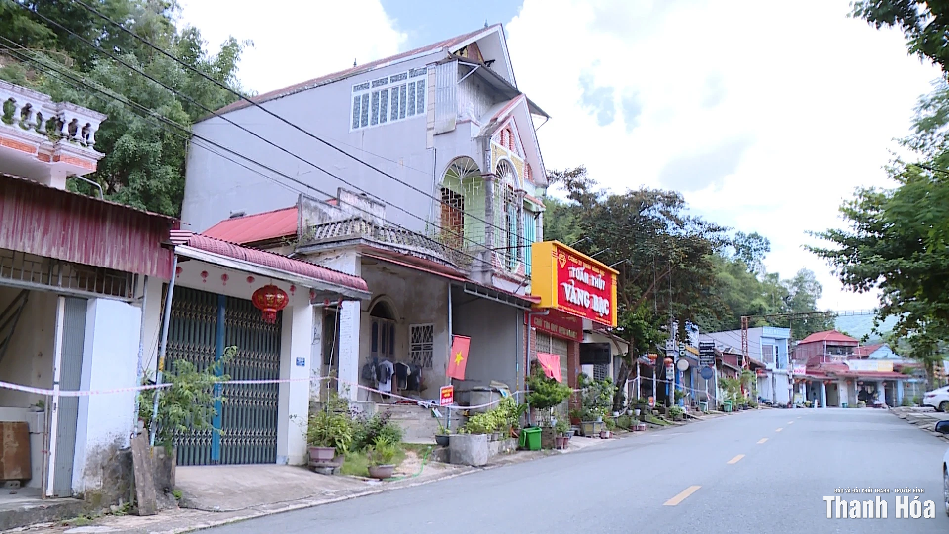 Sạt lở đe doạ, hàng chục hộ dân xã Linh Sơn phải sơ tán